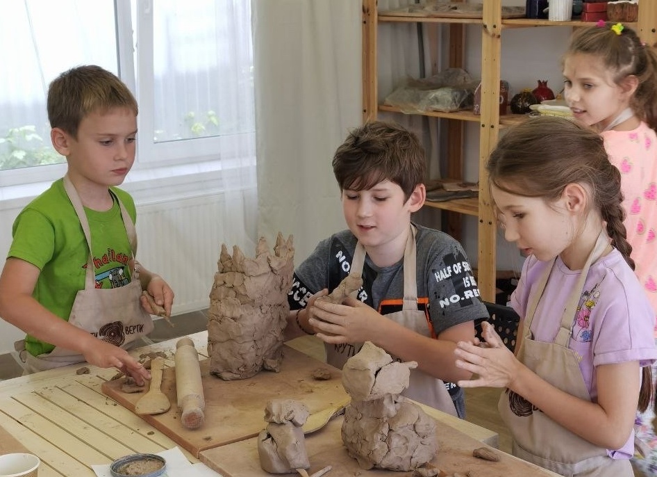 Чем занять ребенка на летних каникулах: городские лагеря